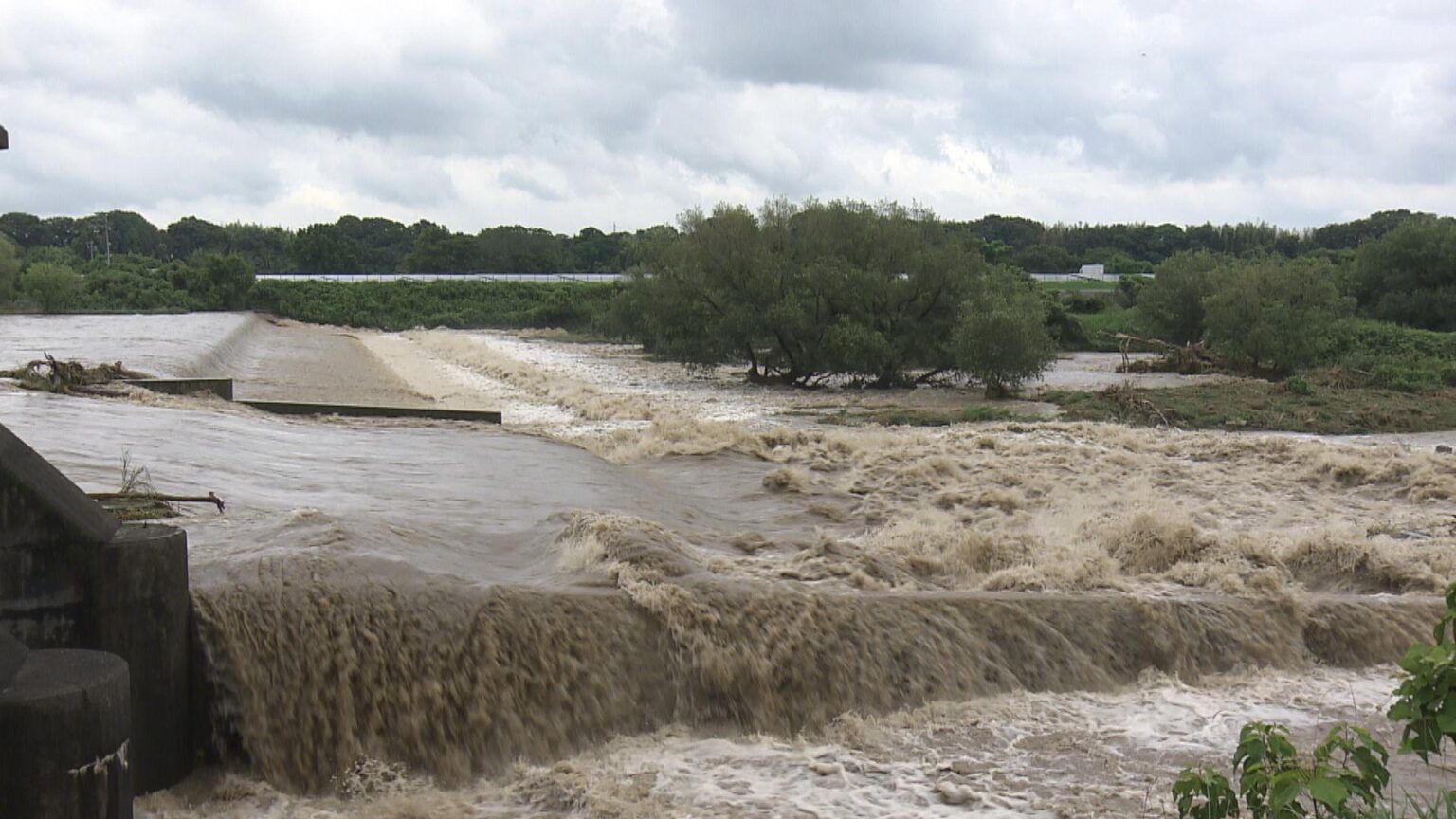 三重県北部で25日早朝に猛烈な雨 いなべ市内で民家が床下浸水（三重テレビ放送） - Yahoo!ニュース - Yahoo!ニュース