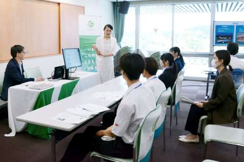 【写真】鹿児島空港の地上職に興味津々――初参入の大手・鴻池含む7企業・団体が採用説明会 - 南日本新聞