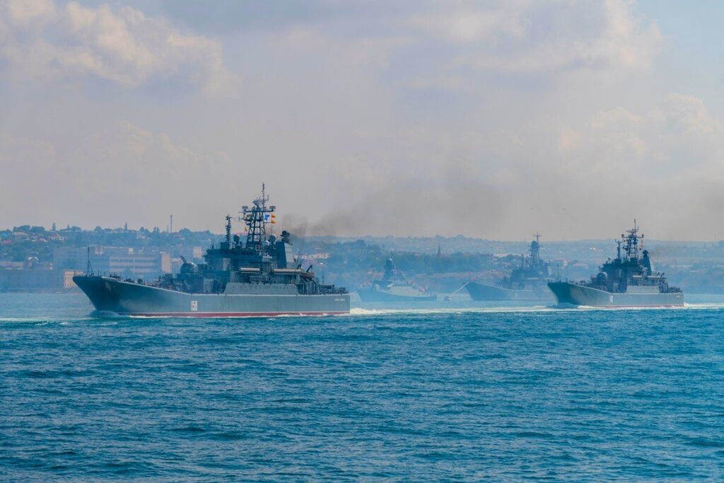 燃え盛るロシアの「黒海艦隊」...ウクライナの攻撃で大爆発「沈みゆく姿」を捉えた映像が話題に（ニューズウィーク日本版） - Yahoo!ニュース - Yahoo!ニュース