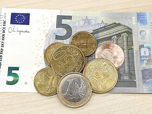 通貨ユーロ、欧州で共通のお金を使うのはなぜ? 26年からブルガリアも使用 | 朝日小学生新聞 | 朝日中高生新聞 通貨ユーロ、欧州で共通のお金を使うのはなぜ? 26年からブルガリアも使用 | 朝日小学生新聞 | 朝日中高生新聞