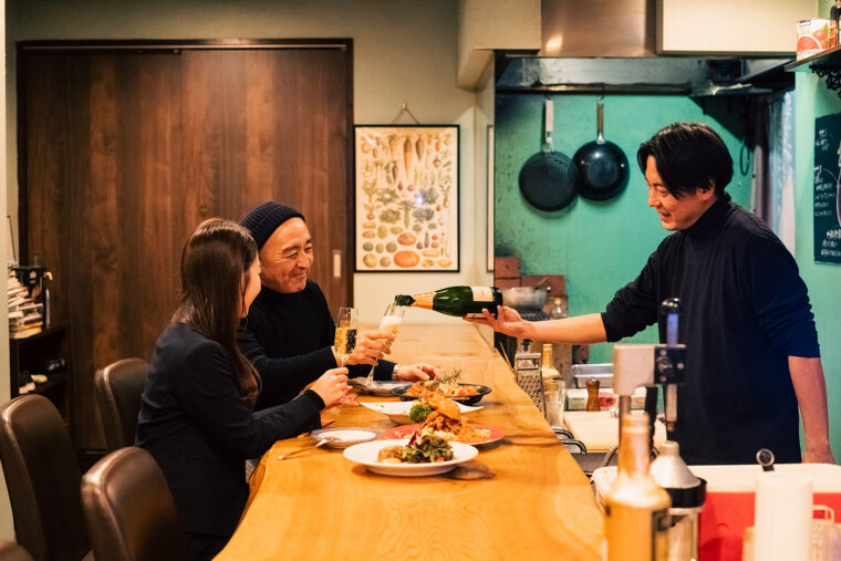 程よい距離感のカウンター席はいつも和やかな雰囲気　