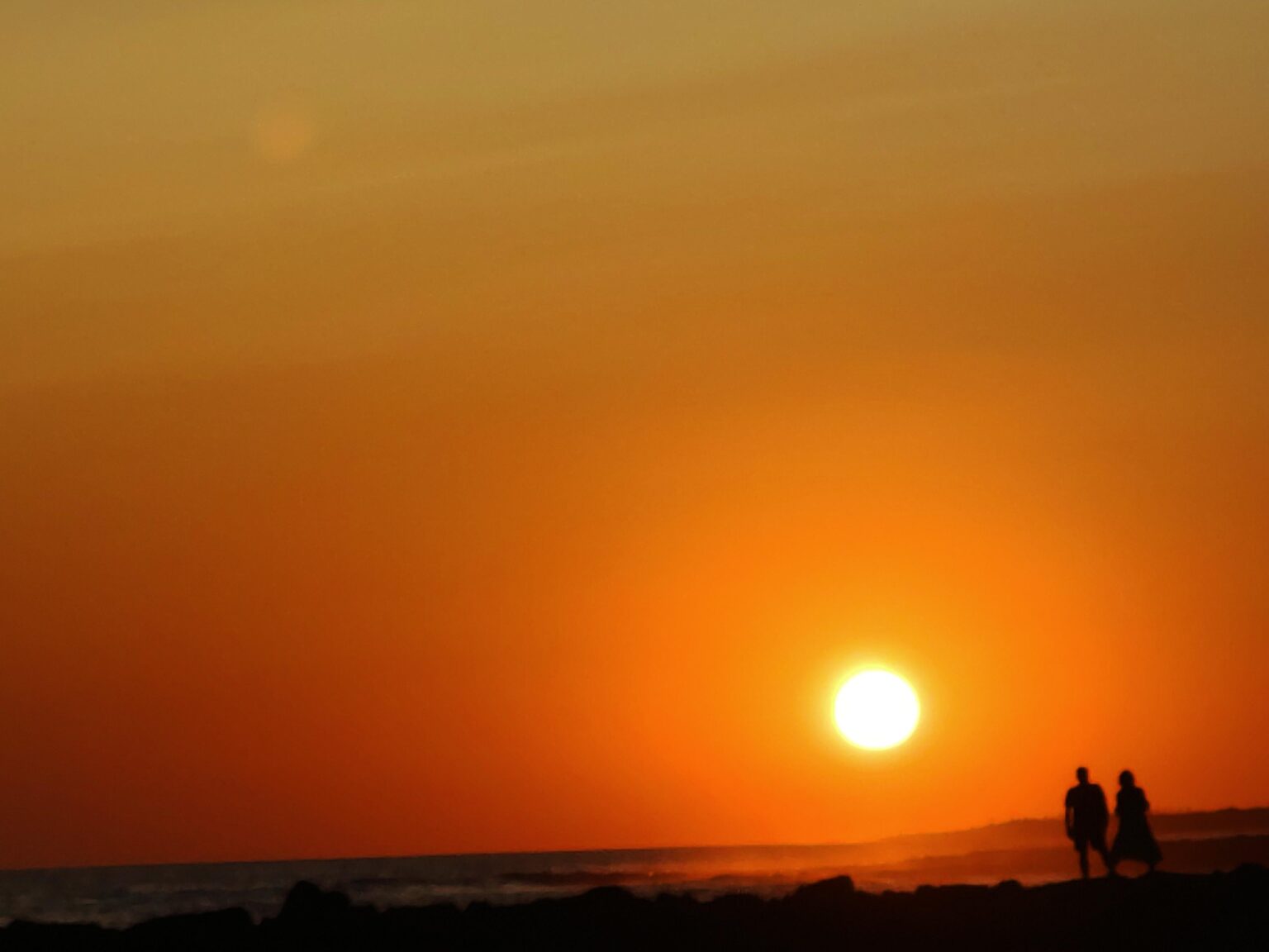現在、哀れんでいます。ここの夕日は何か他のものです