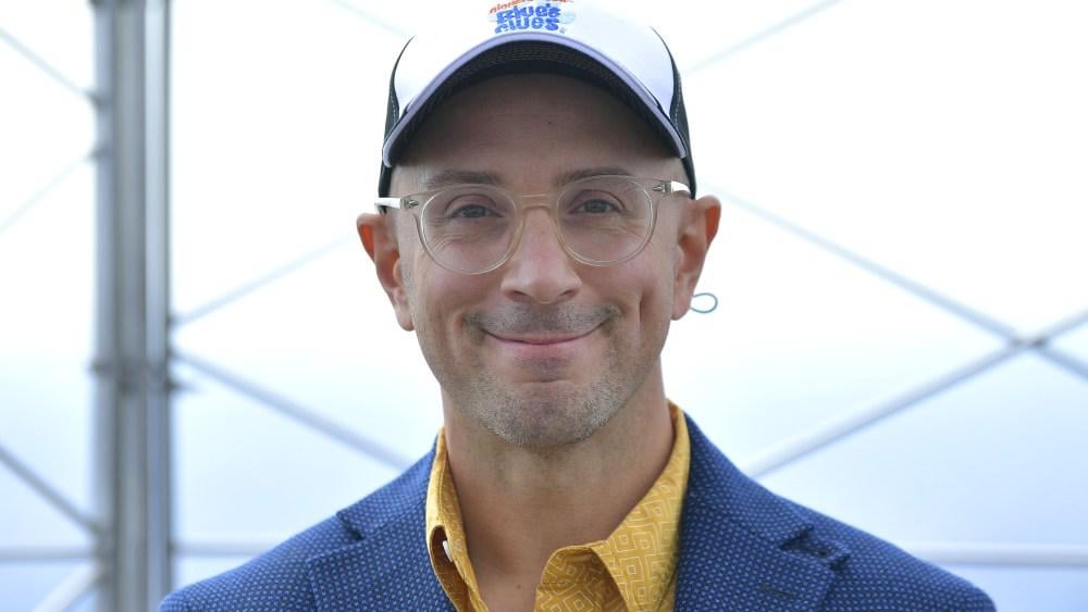オリジナルの「Blue's Clues」ホストのSteve Burnsは、大人向けのポッドキャストを発売しています。
