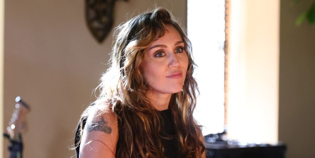 Miley Cyrus：「私はメイクアップアーティストではないのでメイクアップラインを持っていません。それは私の情熱ではありません...母性についてはそう感じています。それは私が情熱を持っていることではありませんでした。