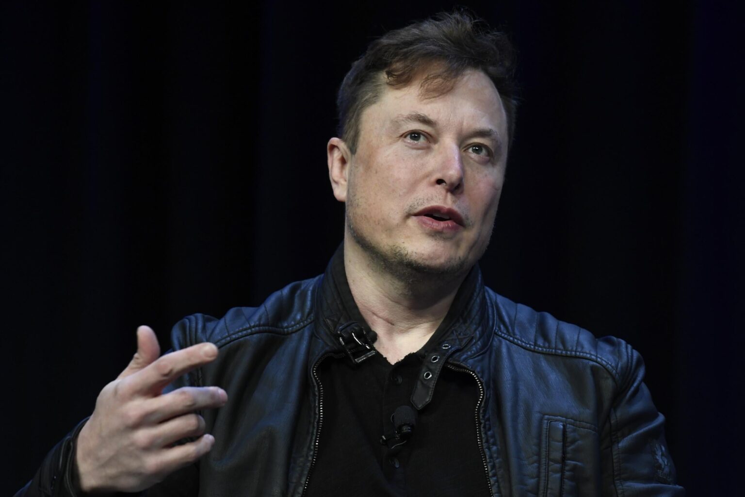 イランはイーロン・マスクのスターリンクを禁止し、ユーザーをむち打ちや刑務所で脅します