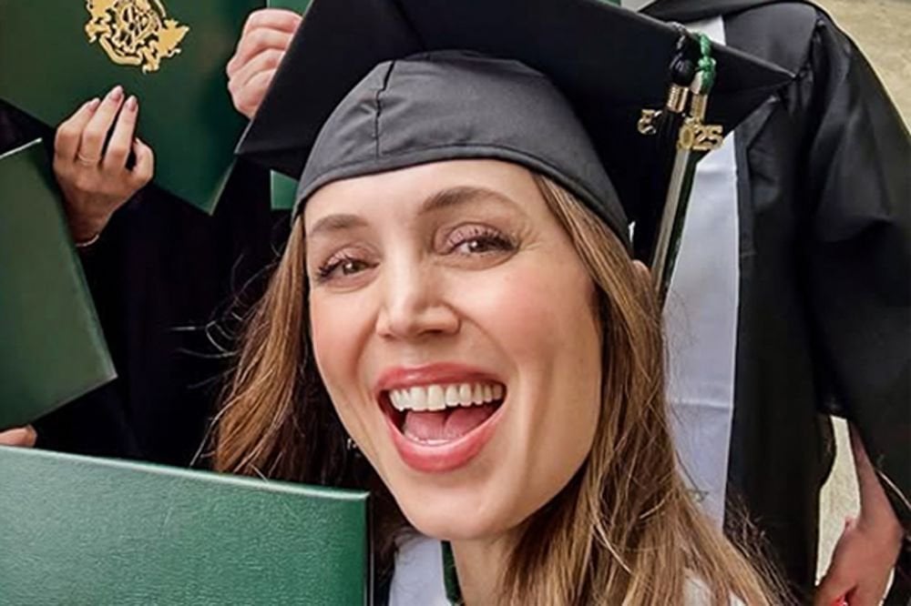 Eliza Dushkuは、臨床メンタルヘルスカウンセリングの修士号を取得して卒業します：「深い呼び出しのように感じます」
