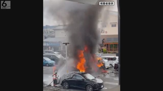 煙で充満している車のバックドアを開けると炎が　計6台が燃える　京都市伏見区