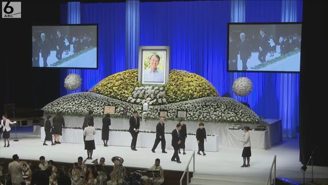 在任中に亡くなった岸本周平前知事の県民葬　約２５００人が参列　和歌山