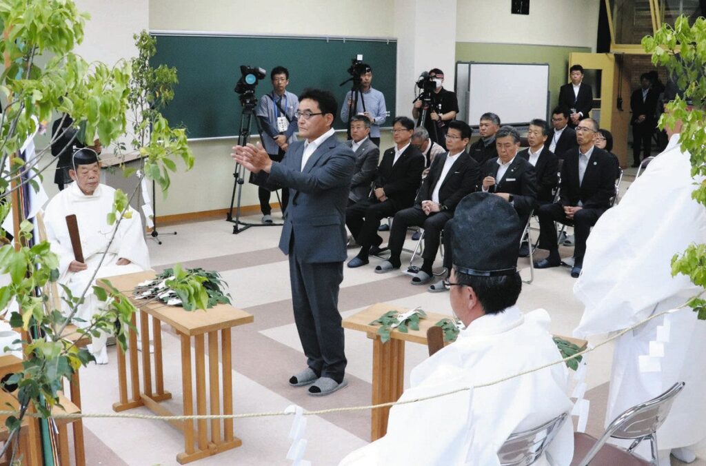 御嶽山の登山の安全を祈願する参列者ら＝下呂市小坂町落合で