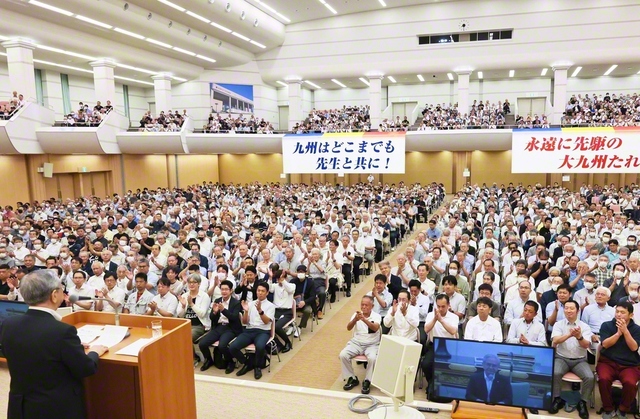 師弟正義の原点「7・3」記念の意義を込めた福岡総県の壮年大会。原田会長が激励に駆け付け、音楽隊・創価福岡先駆太鼓団の熱演が参加者を鼓舞した（九州池田講堂で）　