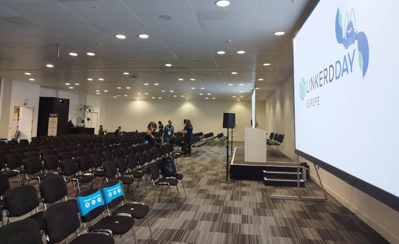 早めに到着した会場には空席が目立っていたが、開始時には満席に近い状態に