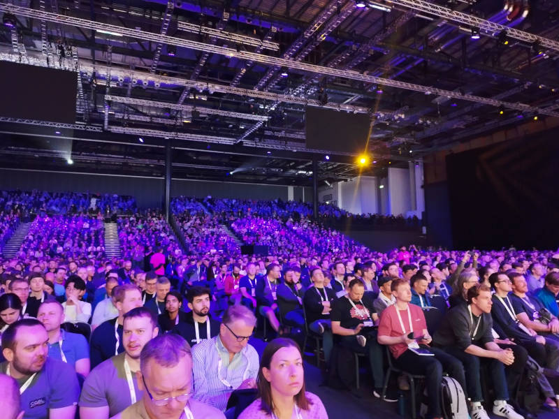 会場後方には2階席も用意されていたが、それでもほぼ満席という状況だった