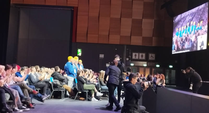 会場前方に集められて紹介されるGoldenなエンジニアたち