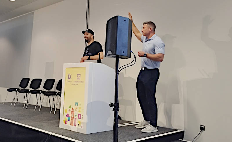 コンビでセッションを行うお馴染みの野球帽姿のThomas氏(左)とJustice氏(右)