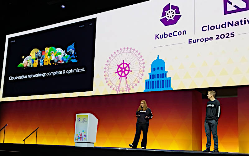 プレゼンテーションを行うLevine氏（中央）とVPのBabo氏（右）