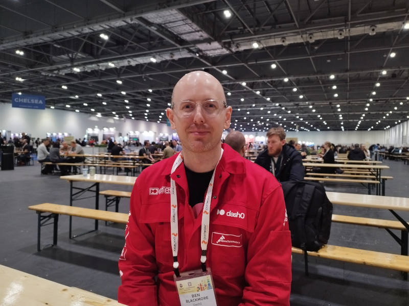 会場内でインタビューに応えてくれたDash0のCTO、Ben Blackmore氏
