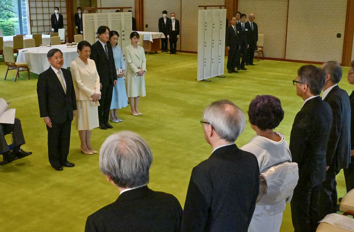 日本学士院賞受賞者や新会員らにお言葉を述べられる天皇陛下と皇后さま、長女の敬宮愛子さま、秋篠宮ご夫妻＝10日午後、皇居・宮殿「連翠」（代表撮影）
