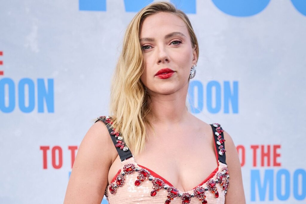 スカーレット・ヨハンソンは、俳優が「非常に親密」になるので、ハリウッドの外でデートする男性が「je」を引き起こしたと言います
