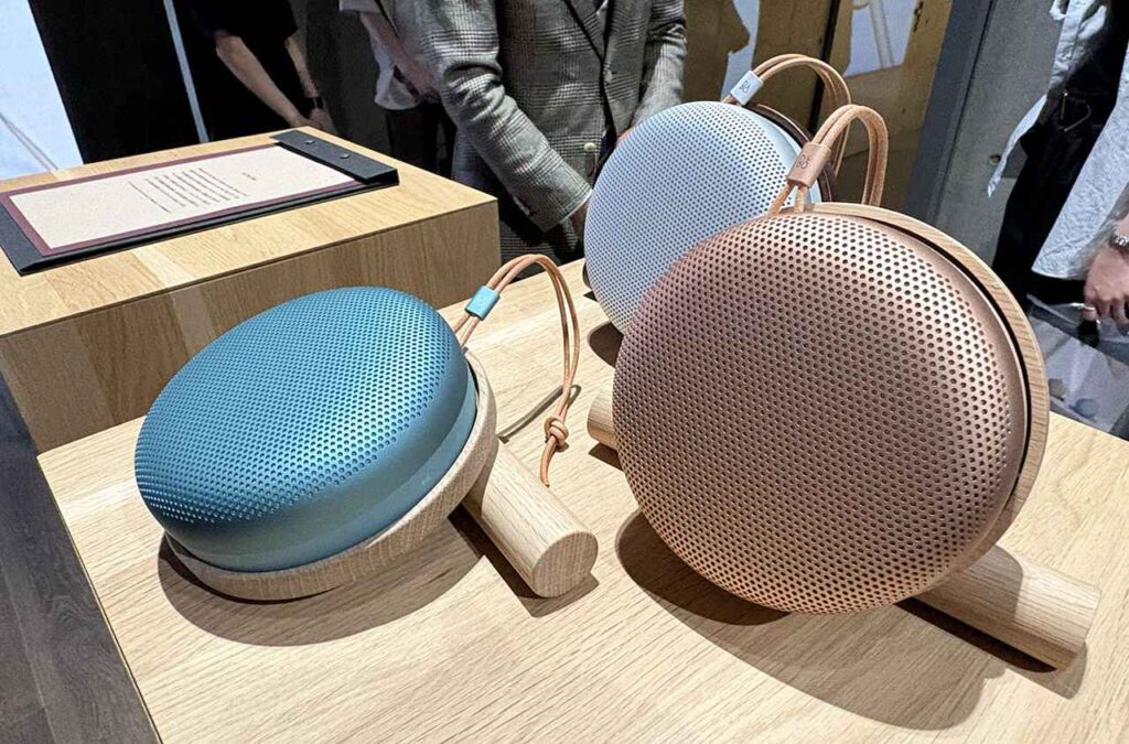 画像: Beosound A1 3rd Genを専用スタンドにセットしたところ。写真は斜め上に向けた状態