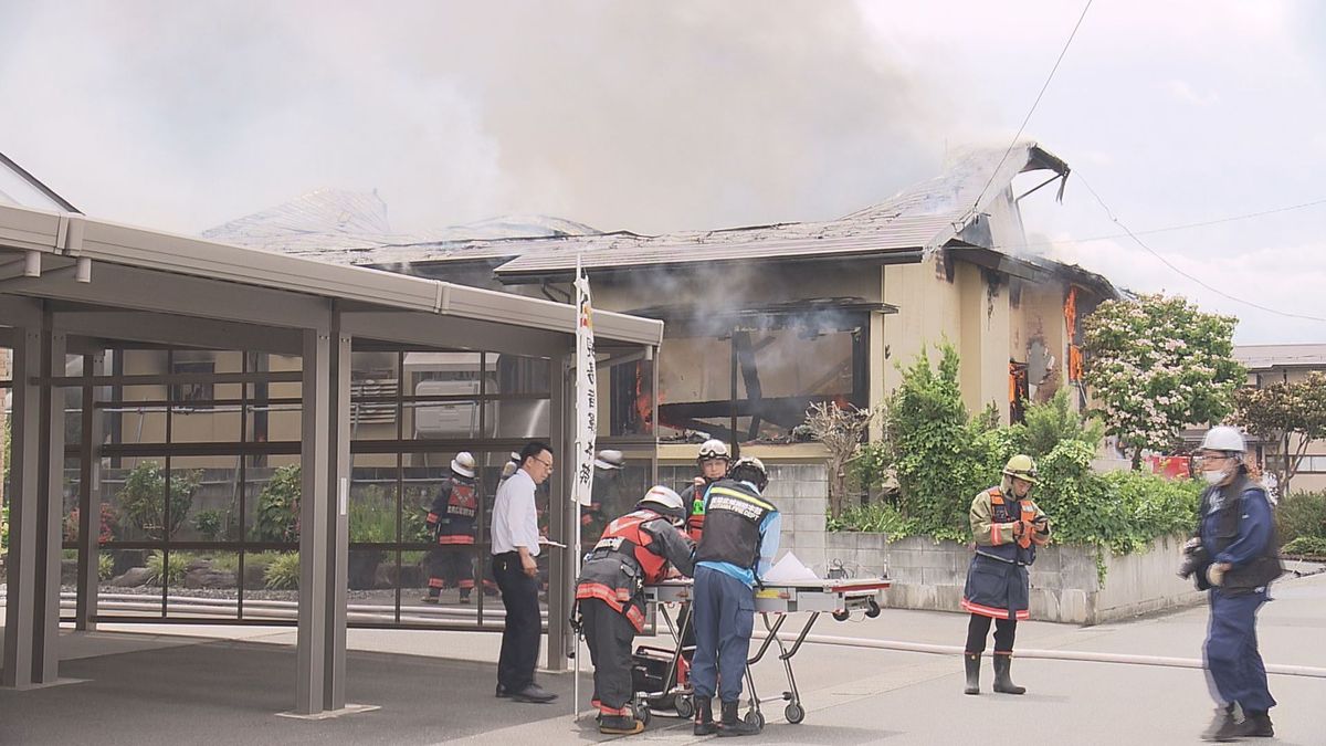 高畠町で住宅など5棟焼ける　80代の女性がやけどで病院に搬送　現場はJR高畠町駅近く