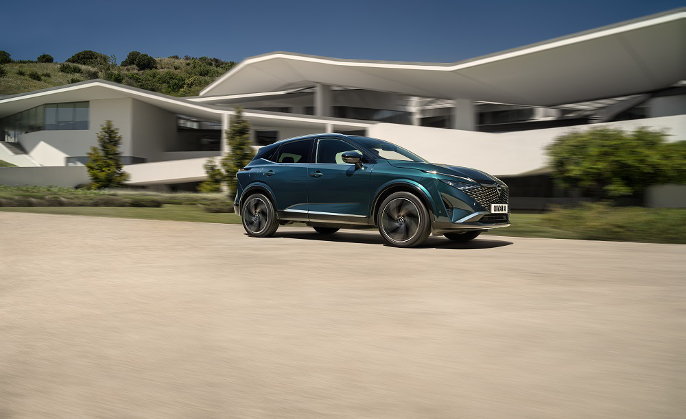 New e-POWER on Qashqai Deep Ocean Right side view in dynamic