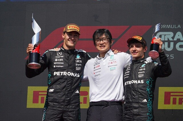 昨シーズン限りで移籍したハミルトンに代わってメルセデスのエースとしてチームを牽引するラッセル（左）。今季は開幕から安定感のある走りを見せていたが、ポール・トゥ・ウインで今季初勝利を挙げた。隣にはラッセルの担当エンジニア桑原克英（中央）と、初表彰台のキミ・アントネッリ（右）