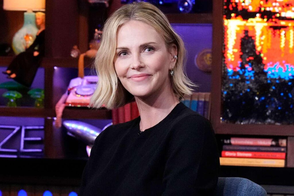 シャーリーズ・セロンは、彼女がオンラインデートを嫌う理由を説明しています：「すべての男は燃える男の写真を持っています」と「彼らは、何もないCEOのようです」