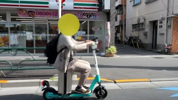 「ありえないな…」LUUPの上にのせたスーツケースに腰掛け運転する危険な瞬間 LUUP側「行為は道交法違反、絶対やめて頂きたい」 東京・中野区｜FNNプライムオンライン