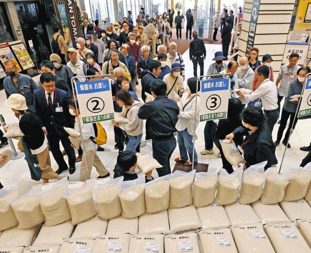 政府が随意契約で放出した備蓄米を買い求める人たち＝2日午前8時9分、名古屋市熱田区のイオン熱田店で（小沢徹撮影）