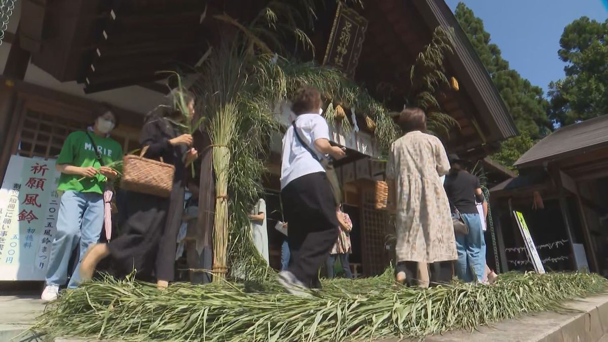 茅の輪くぐり健康など祈る　「夏越の大祓」で今年も折り返し　福井市･足羽神社　夜は身代わりの人形を川に流す