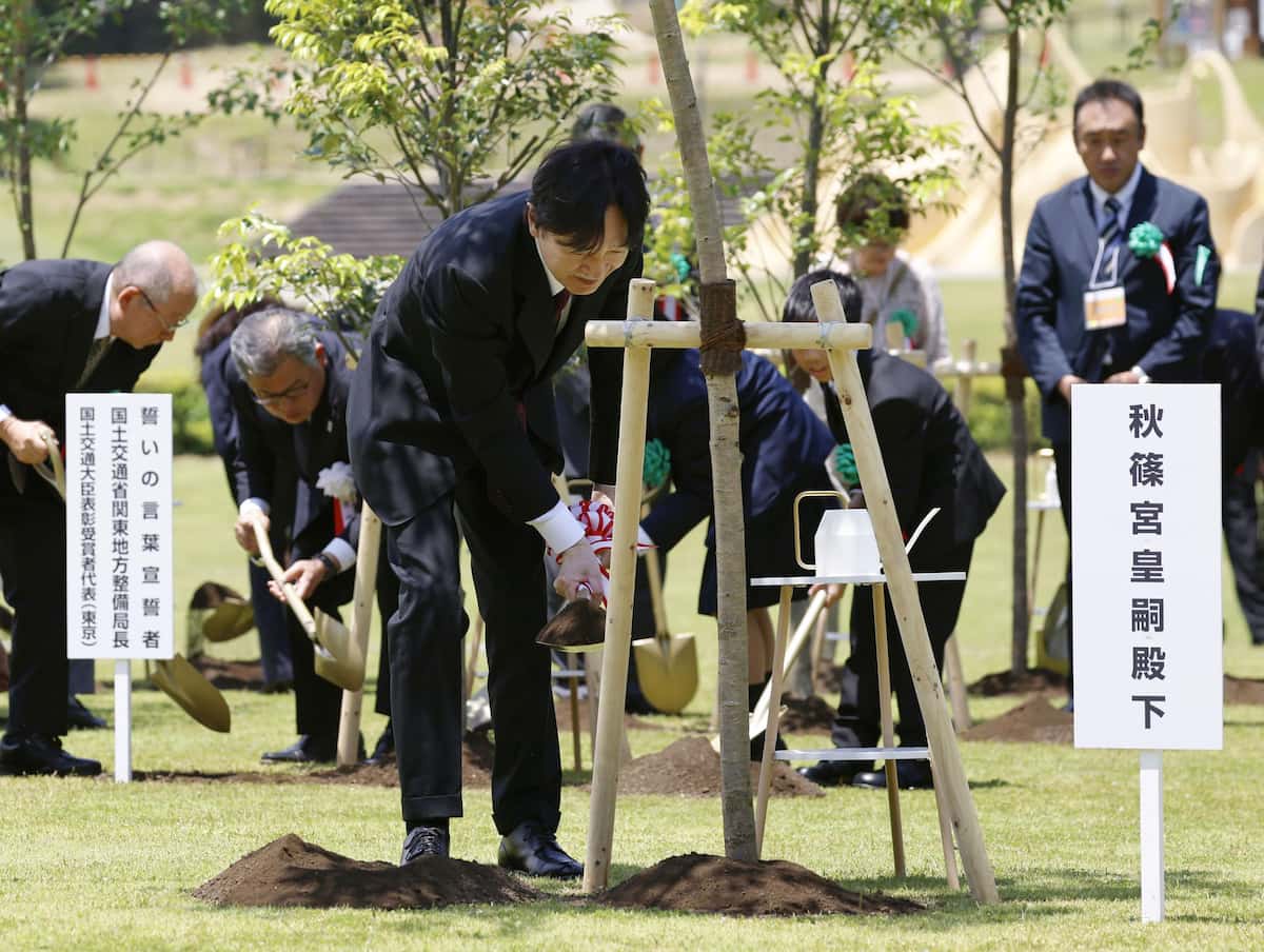 第36回全国「みどりの愛護」のつどいの式典に臨席後、植樹される秋篠宮さま＝7日午後、千葉県松戸市