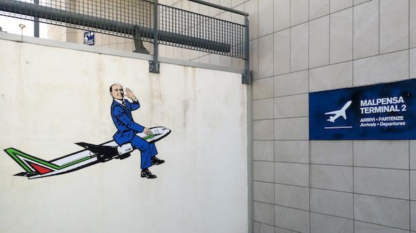 ベルルスコーニの壁画であるマルペンサは、「彼の」空港に登場します