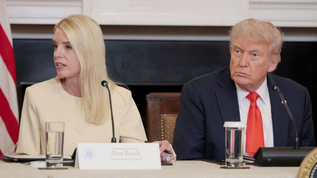 スクープ：マスクは、トランプがエプスタインファイルにいるかどうかを調査するために民主党員を促します