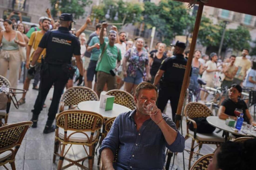 昨日、バルセロナでの反ツーリストの抗議中の観光客