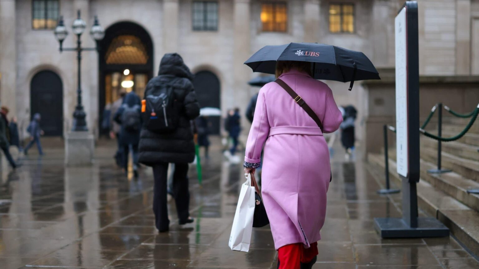 英国経済は4月に0.3％契約しました
