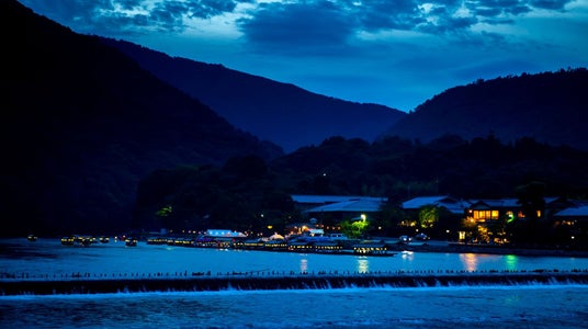 【翠嵐 ラグジュアリーコレクションホテル 京都】千年の伝統が彩る、嵐山の夏宵「嵐山鵜飼」鑑賞付プランを販売 - 烏丸経済新聞