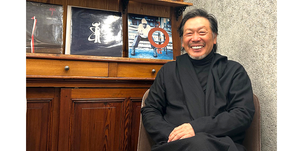 日本のカルチャーシーンを常に牽引してきたソルトコンソーシアム代表・井上盛夫氏。氏が手がけた最新ブランド‟THE HUNDRED“では、宿泊施設を含む多角的な展開が予定されている。いま、日本のニュースタンダードが新たなフェーズへと移行しつつある中で、時代を形作るロールモデルとなる先進的ブランドの中でも、同ブランドはひときわ存在感を放ているといえる