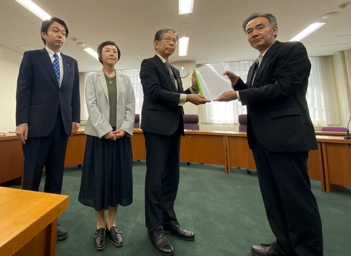 要望書を手渡した大津留晶さん（左から3番目）と緑川早苗さん（左から2番目）。一連の問題について取り上げている渡辺康平・福島県議（左）も参加した。