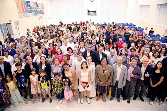 師弟誓願に燃えるメキシコの友。皆で学会歌「青年よ広布の山を登れ」を合唱した（5月3日、メキシコ平和文化センターで）