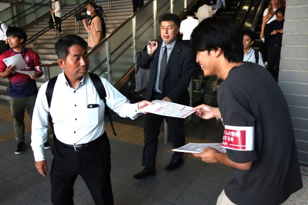 ファジ新スタジアムを 「推進する会」署名活動スタート 岡山県内外などで – 山陽新聞 署名用紙を配り、新スタジアム建設に賛同を求める「推進する会」のメンバー=JR岡山駅