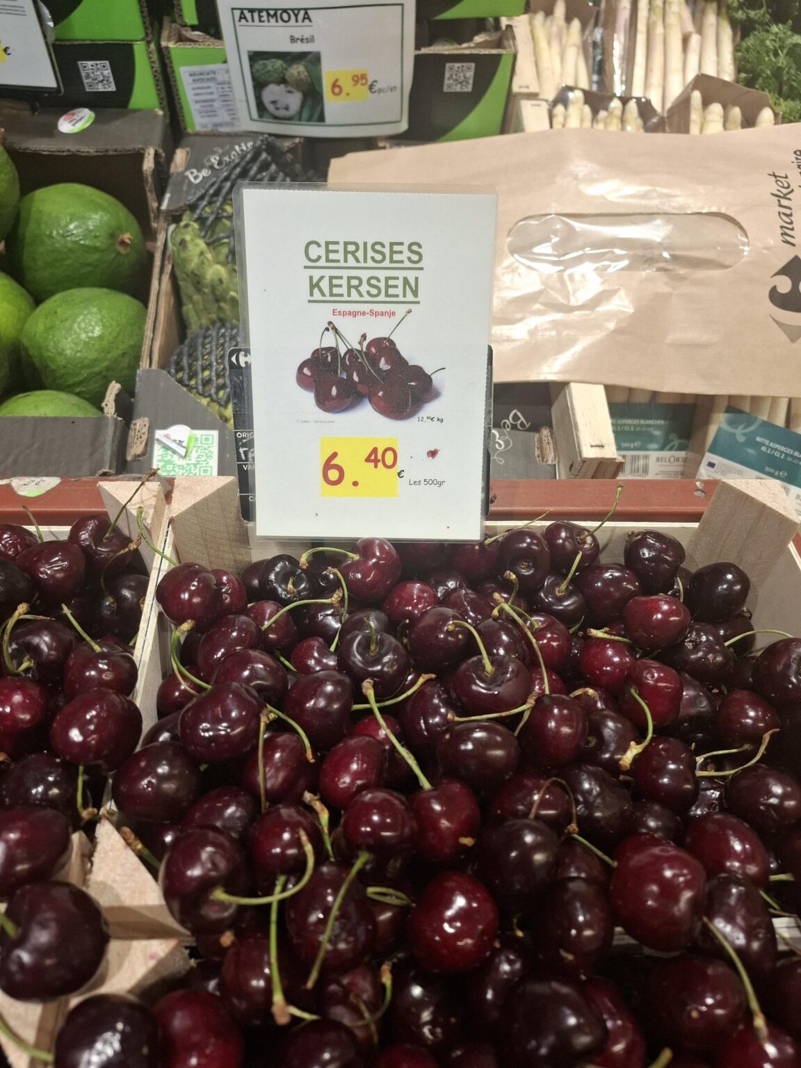 Carrefourは500 grのCherriesの価格を表示します。イライラするのは私だけですか？