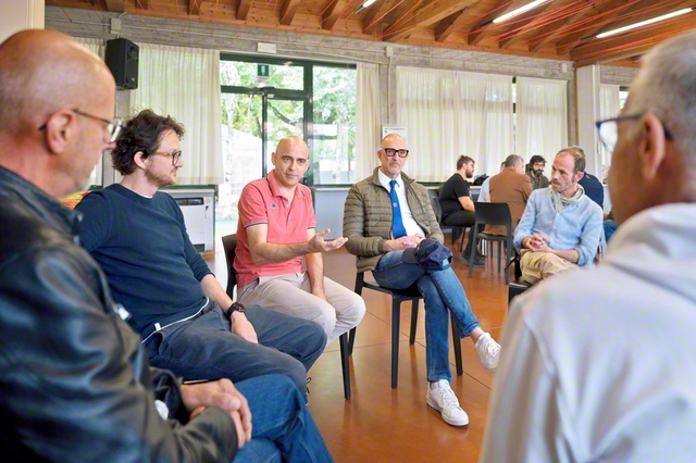 イタリア・ヴェネト東方面の壮年部総会。小グループにわかれて座談会を行い、信仰体験等を語り合った（シレーア市内で）