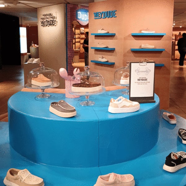 HeyDude、ギャラリー・ラファイエット・オスマンのポップアップスペースでフランスでの知名度を向上 - FashionNetwork 日本