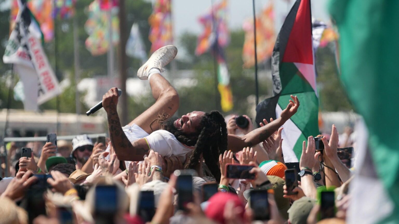 BBCでライブでライブ中にGlastoの群衆がIDFを唱えるのはIDFの死を唱えます