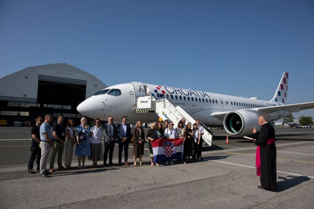 司祭は飛行機に祝福を与えます....会社のコメディからのコメディ