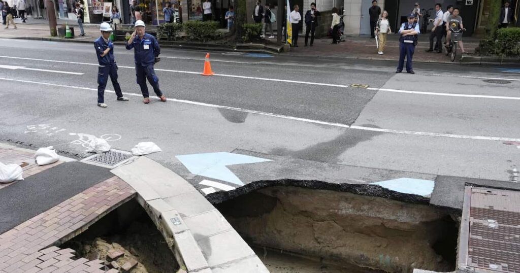 「30分ほどで倍に…」福岡・天神近くの道路陥没、下水道工事の関連調べる けが人なし