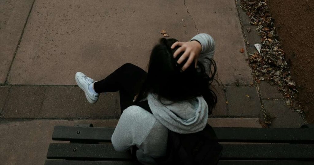 若い女性の3人は昨年公の場で性的に脅迫されました、ほとんど誰も報告しませんでした