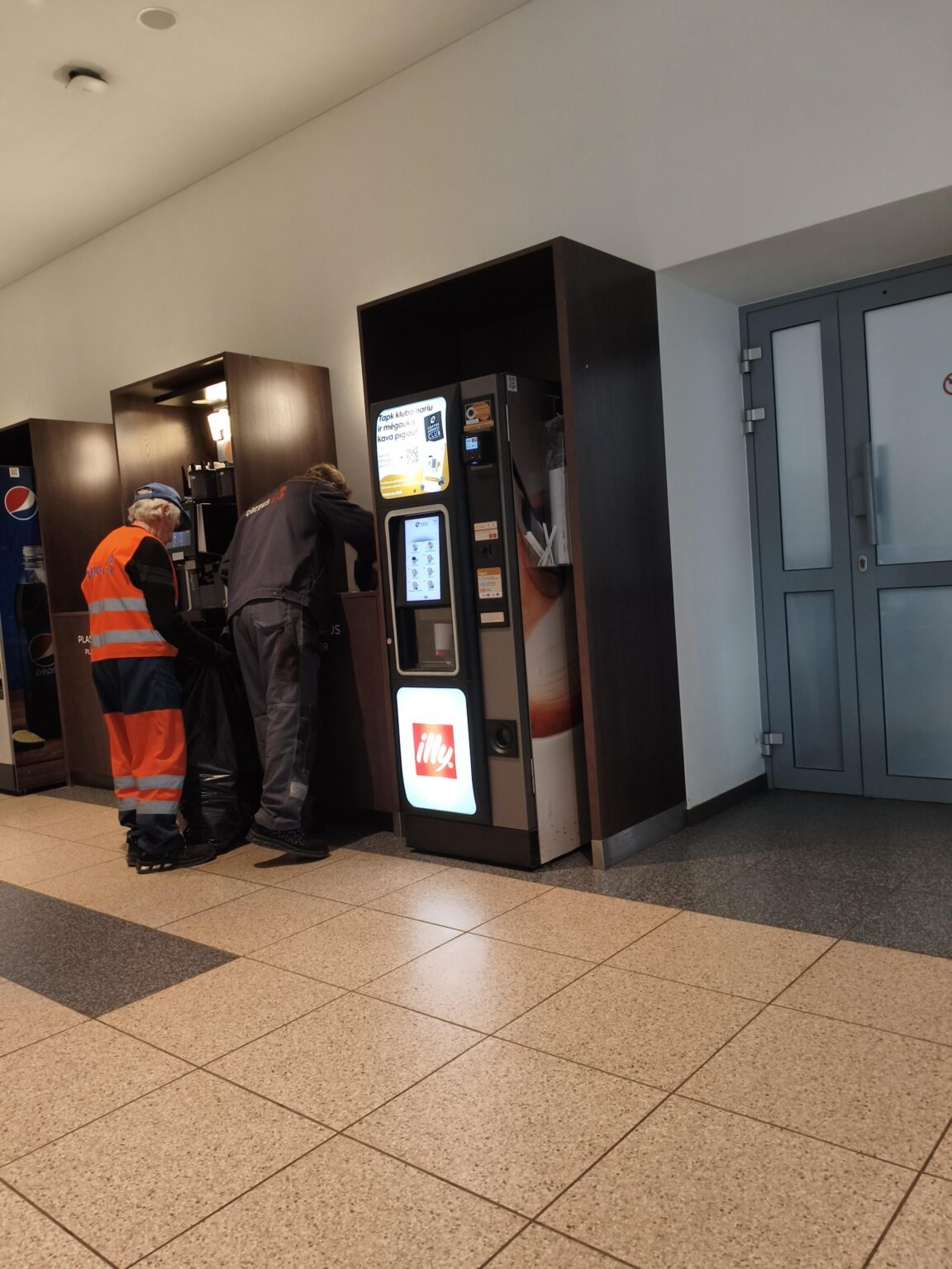 Vilnius Stotisでは、労働者は通常のゴミからリサイクル可能な釣りを手動で釣り上げ、すべてが正しいビンにあることを確認します。私はとても感銘を受けました