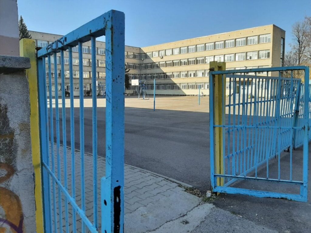 はい、なんて素晴らしい偶然でしょう！ロシアでは、ロシア正教会によって開発された義務的な学校時間もあります。私たちの教会とmes私は彼らが完全に宗教的訓練のために迫られていると確信しています。