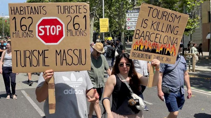 バルセロナの観光を押し戻す抗議者と住民